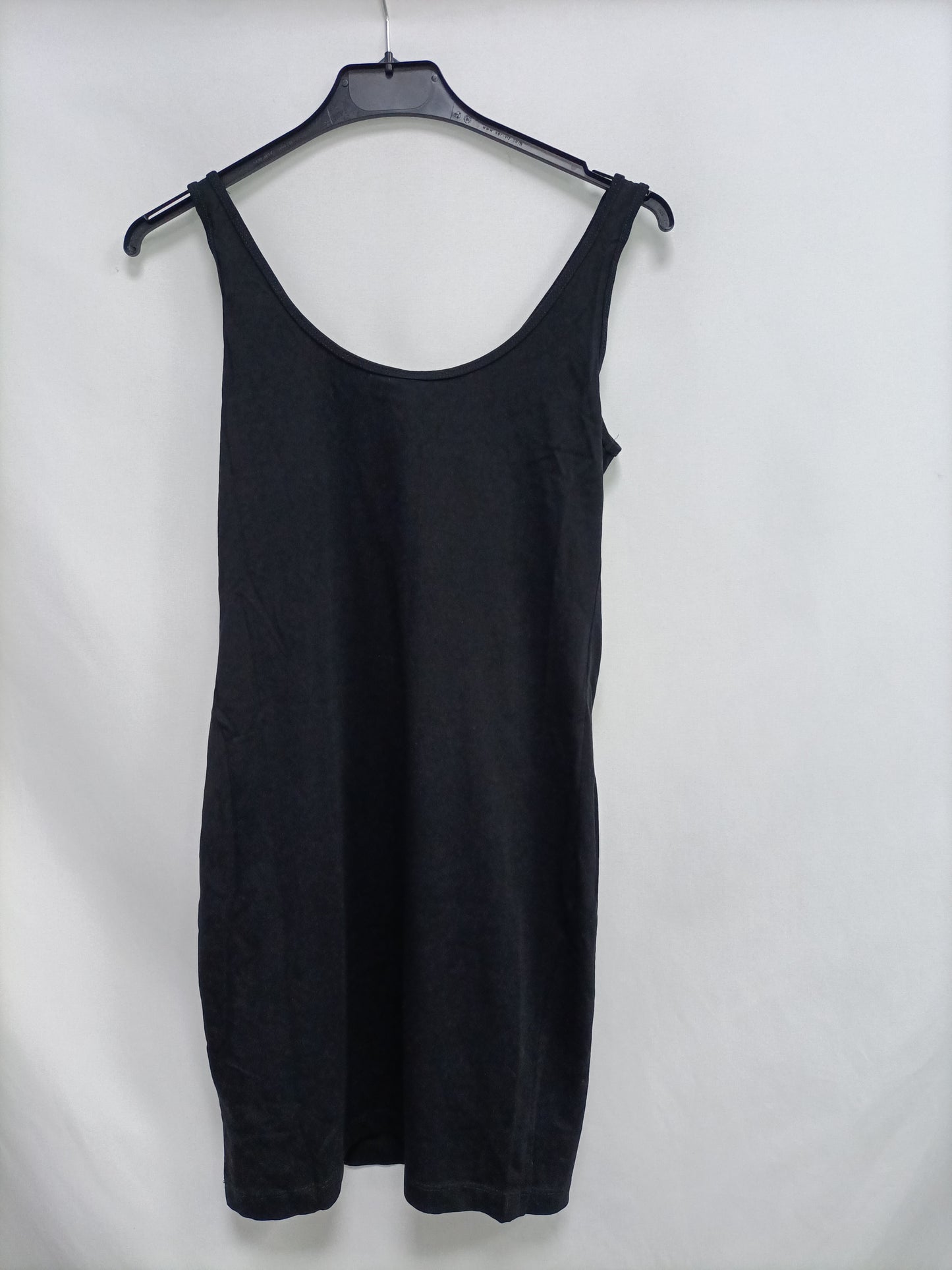 H&M. Vestido negro entallado T.s