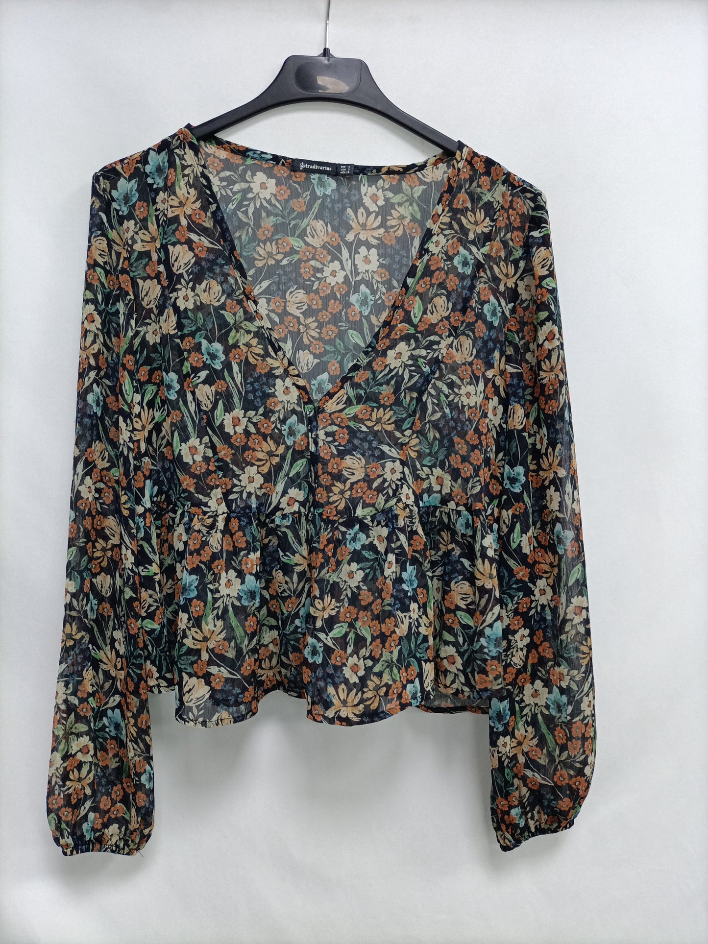STRADIVARIUS. Blusa negra flores T.s