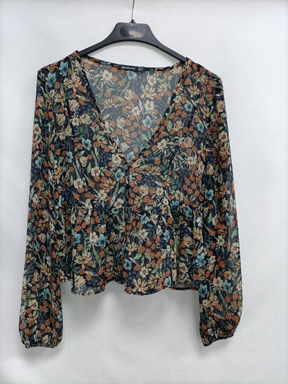 STRADIVARIUS. Blusa negra flores T.s