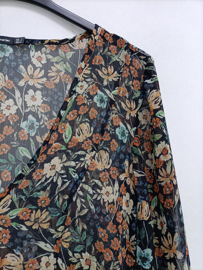 STRADIVARIUS. Blusa negra flores T.s