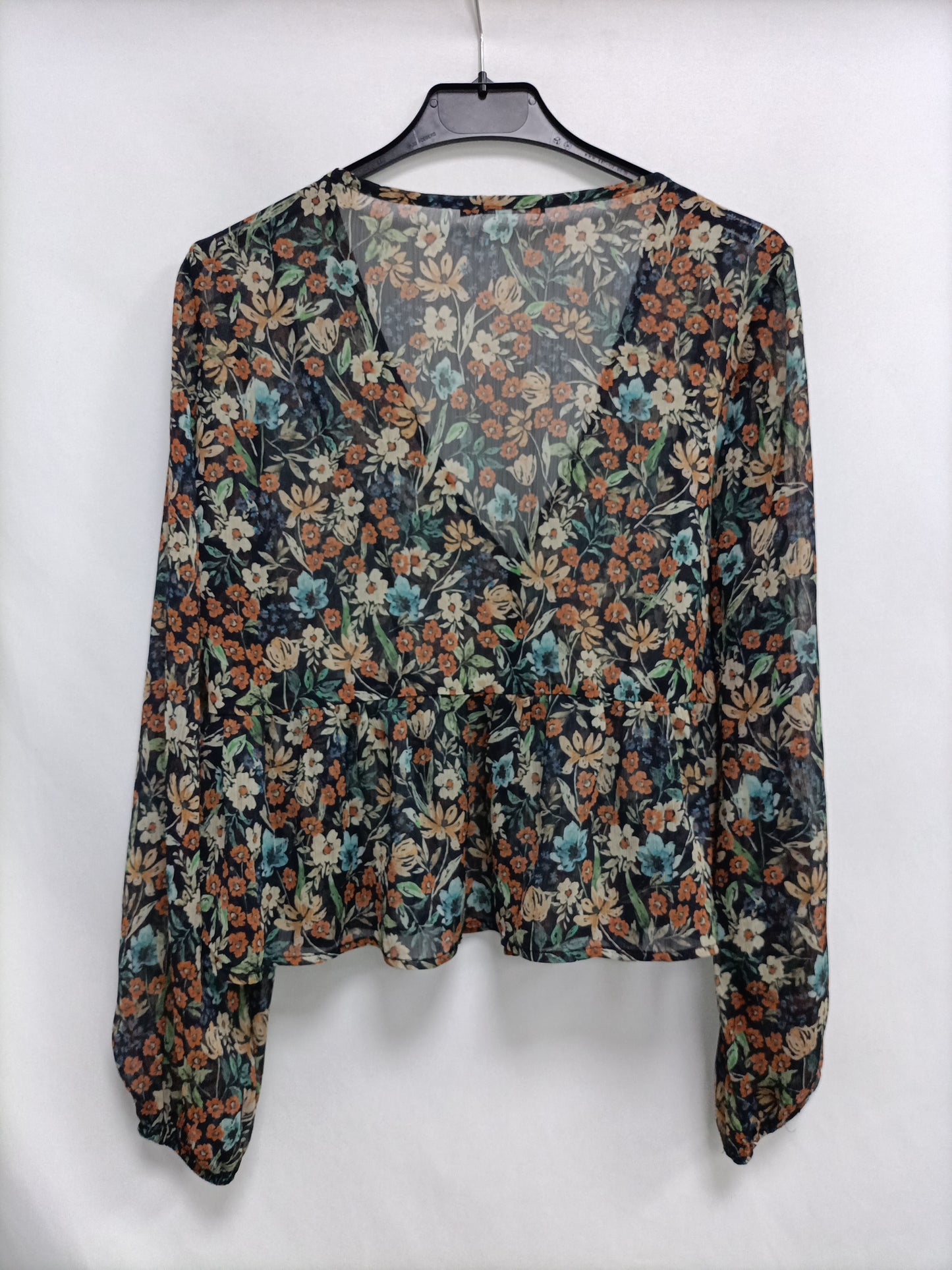 STRADIVARIUS. Blusa negra flores T.s