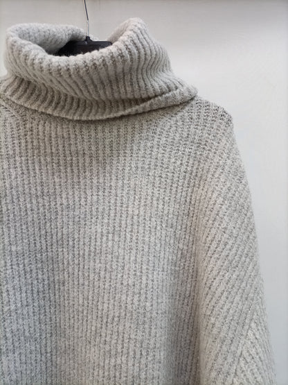 ZARA. Oversized gray sweater Ts