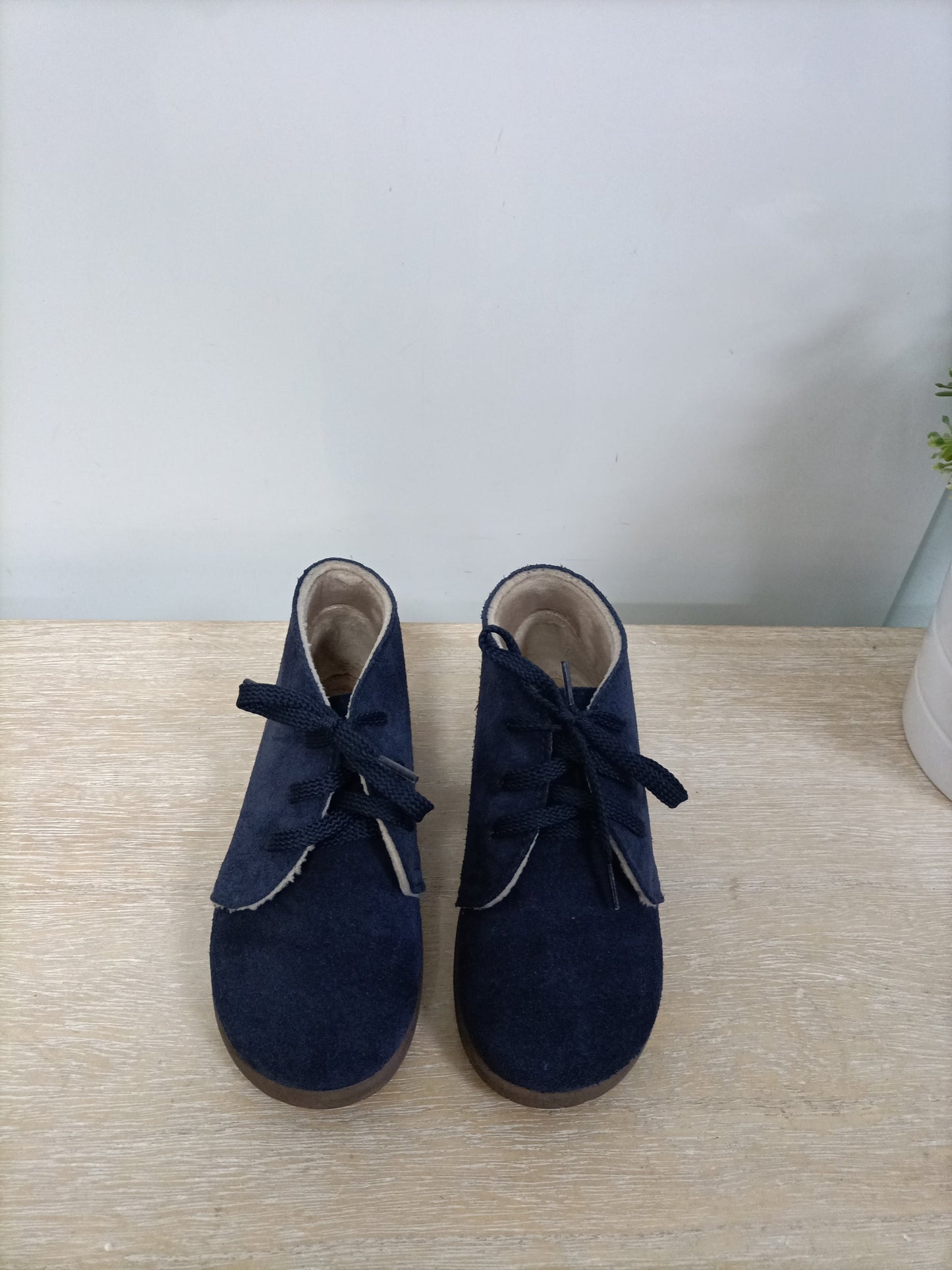 PISAMONAS. Botitas azules cordones T.27