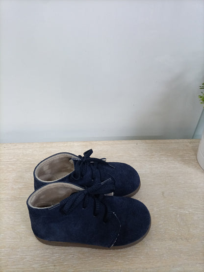 PISAMONAS. Botitas azules cordones T.27