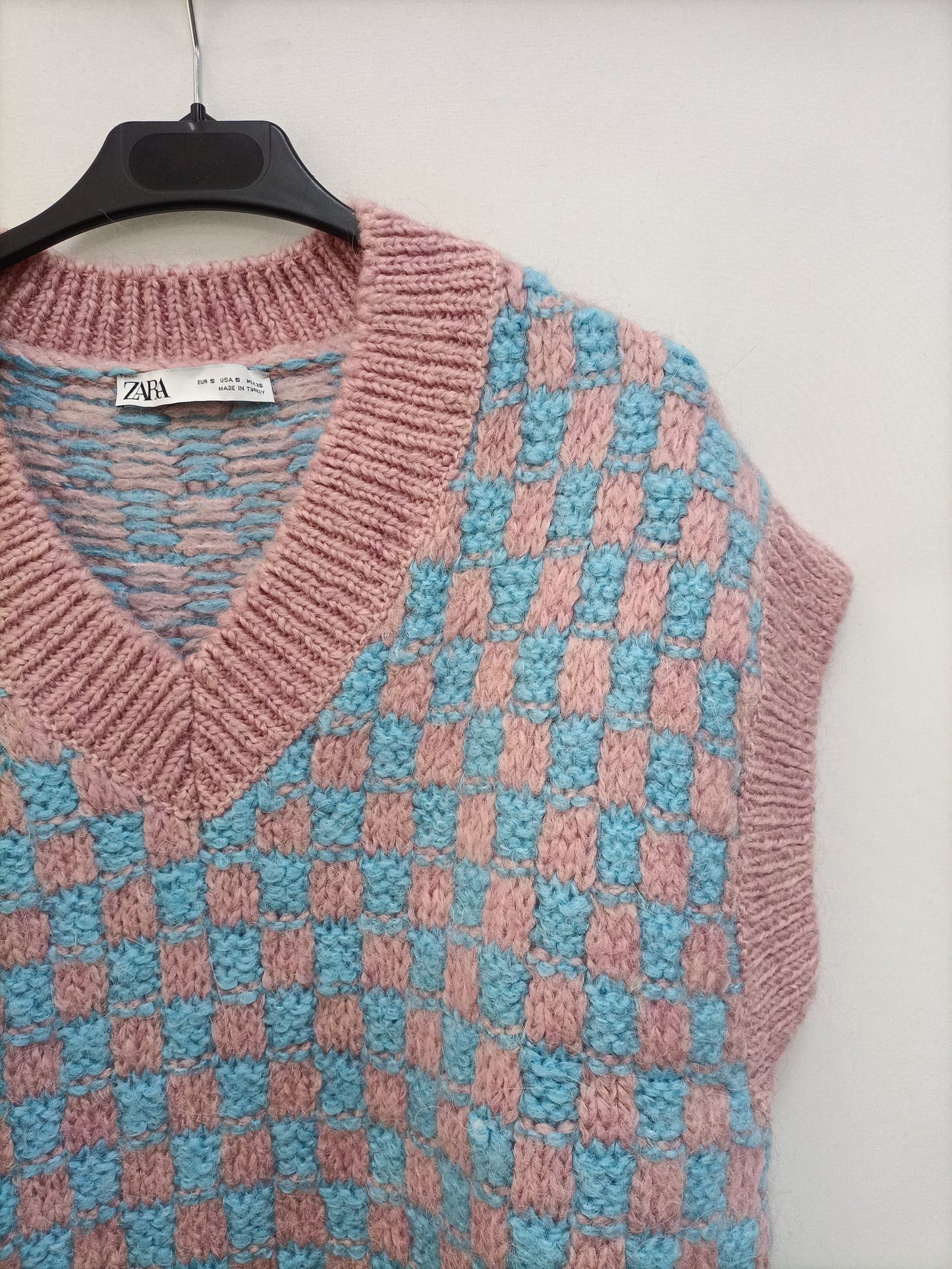 ZARA. Checkered vest with Ts