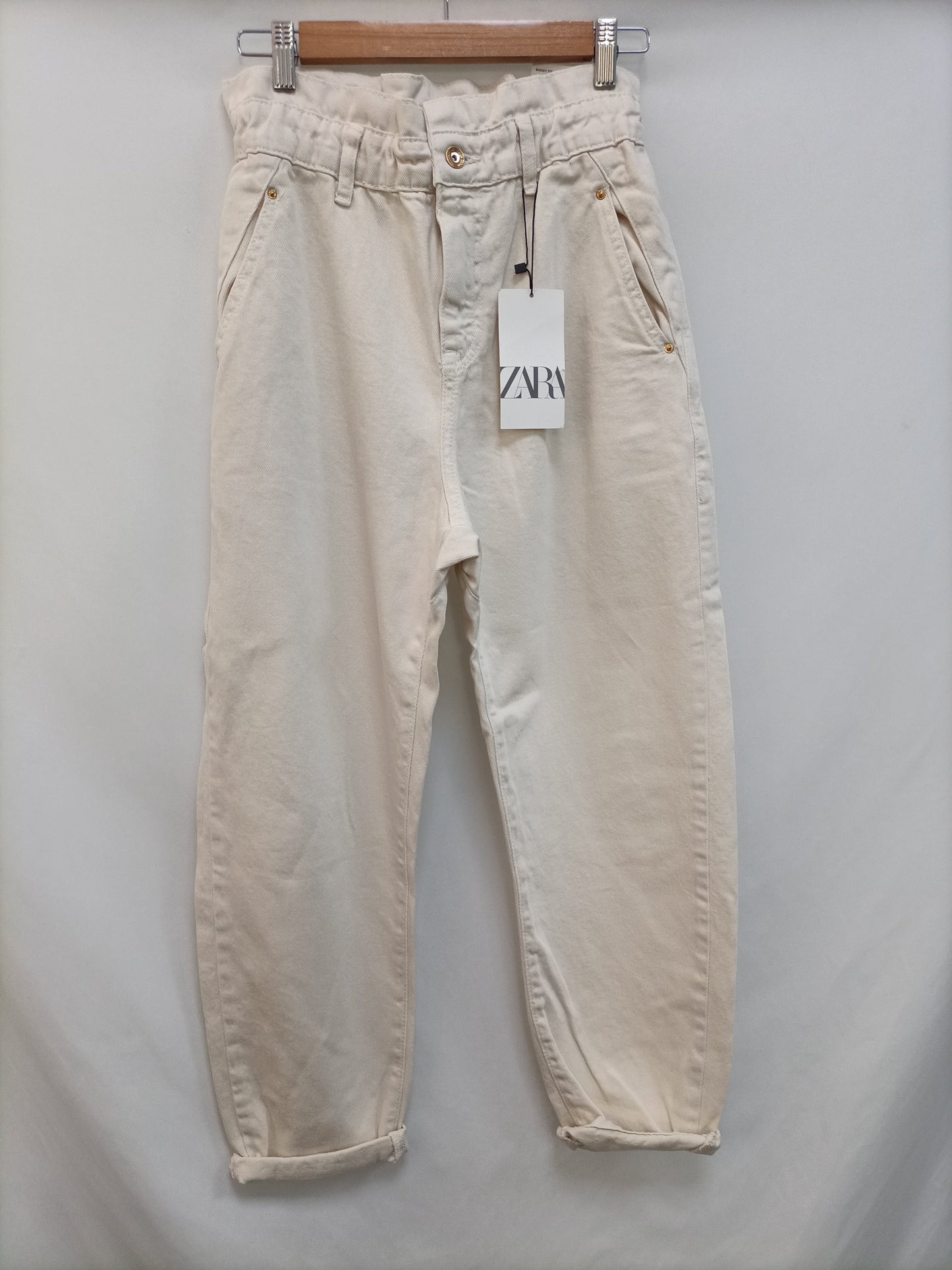 ZARA. Pantalón baggy beige T.36