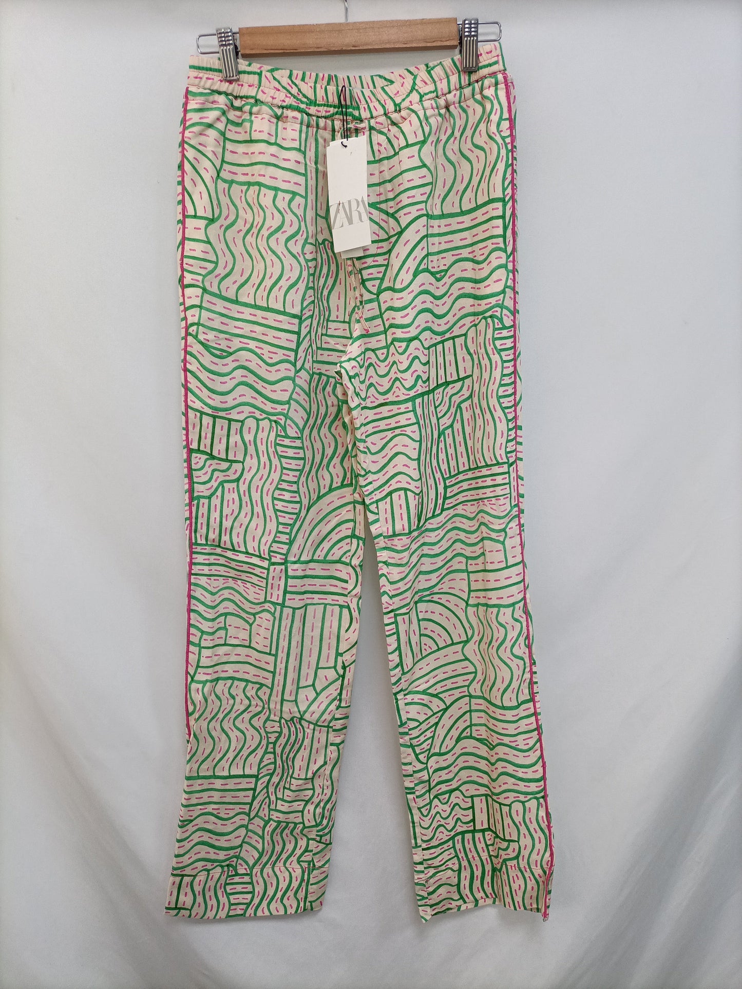 ZARA. Pantalón beige estampado T.s