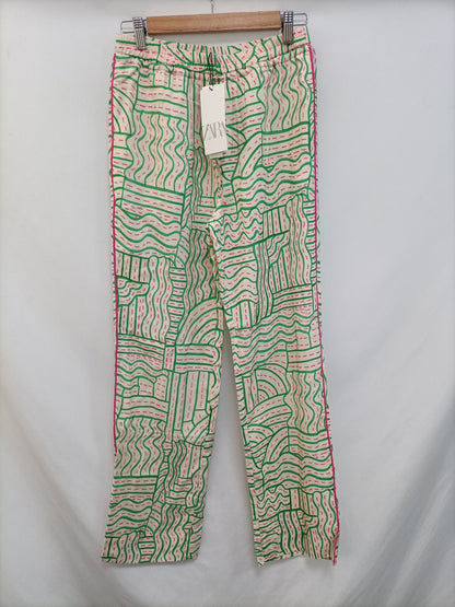 ZARA. Pantalón beige estampado T.s