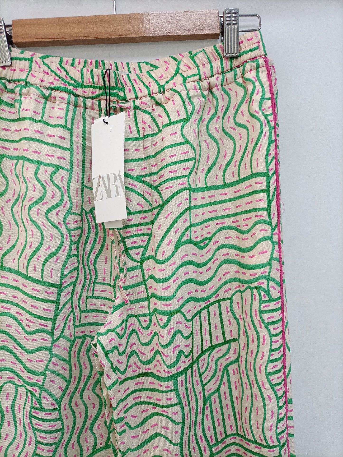 ZARA. Pantalón beige estampado T.s