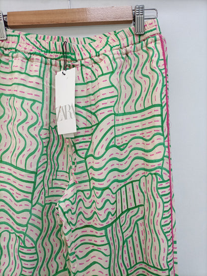 ZARA. Pantalón beige estampado T.s