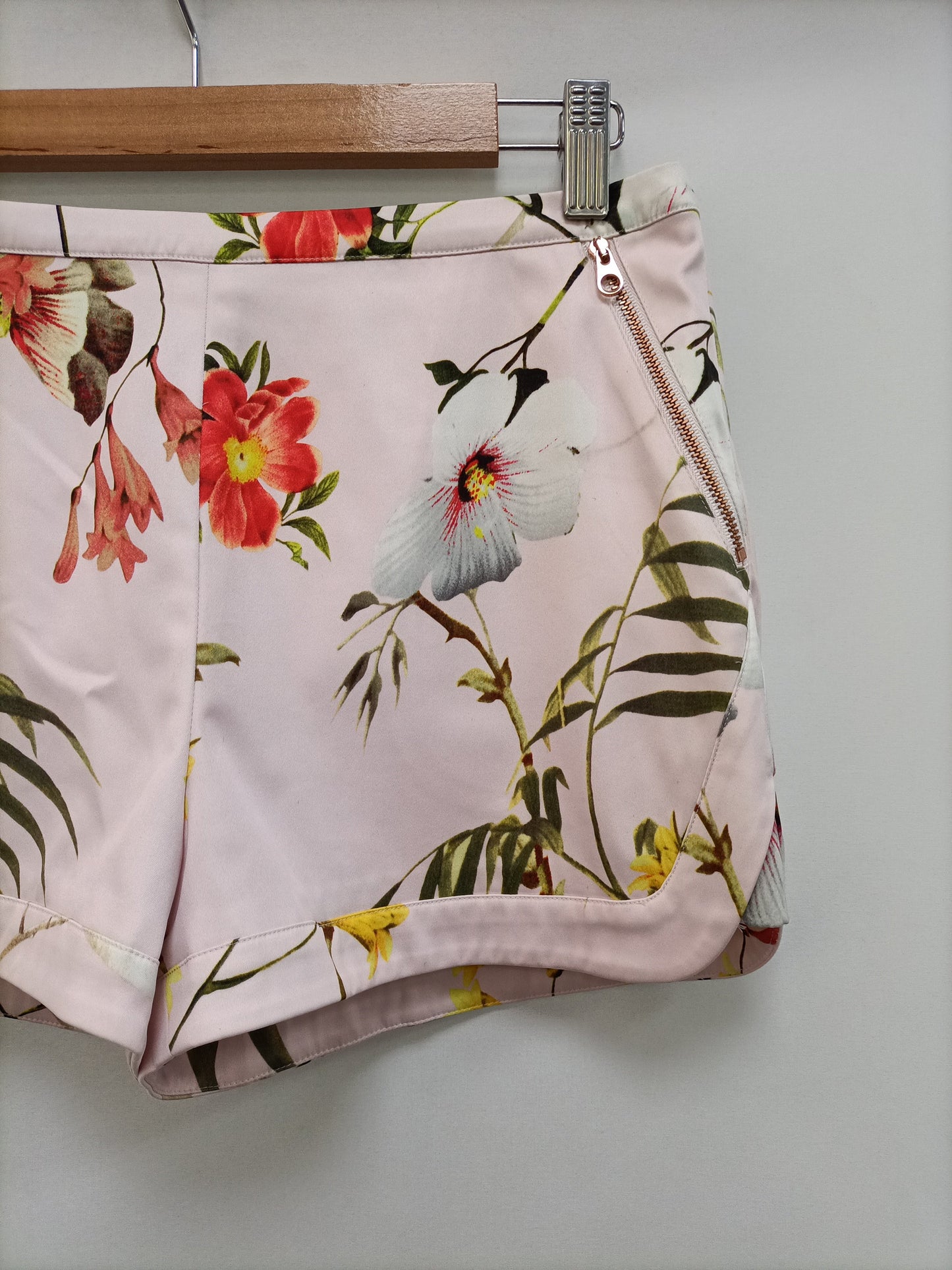 TED BAKER. Floral shorts S.1(s)