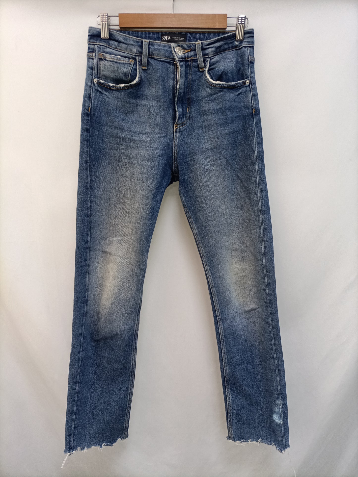 ZARA.Pantalón recto denim T.36