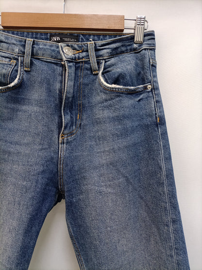 ZARA.Pantalón recto denim T.36