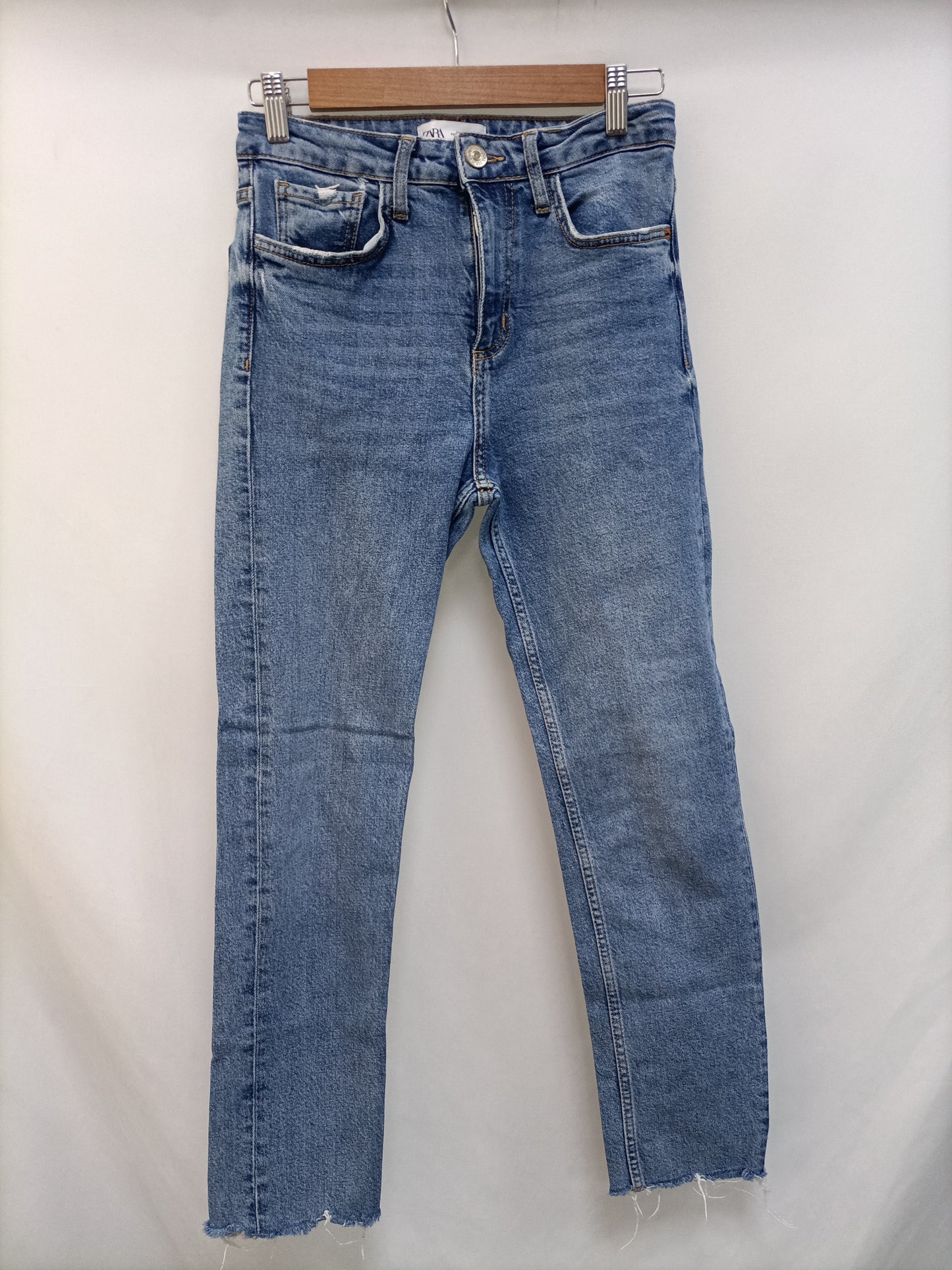 ZARA. Pantalón recto vaquero T.36