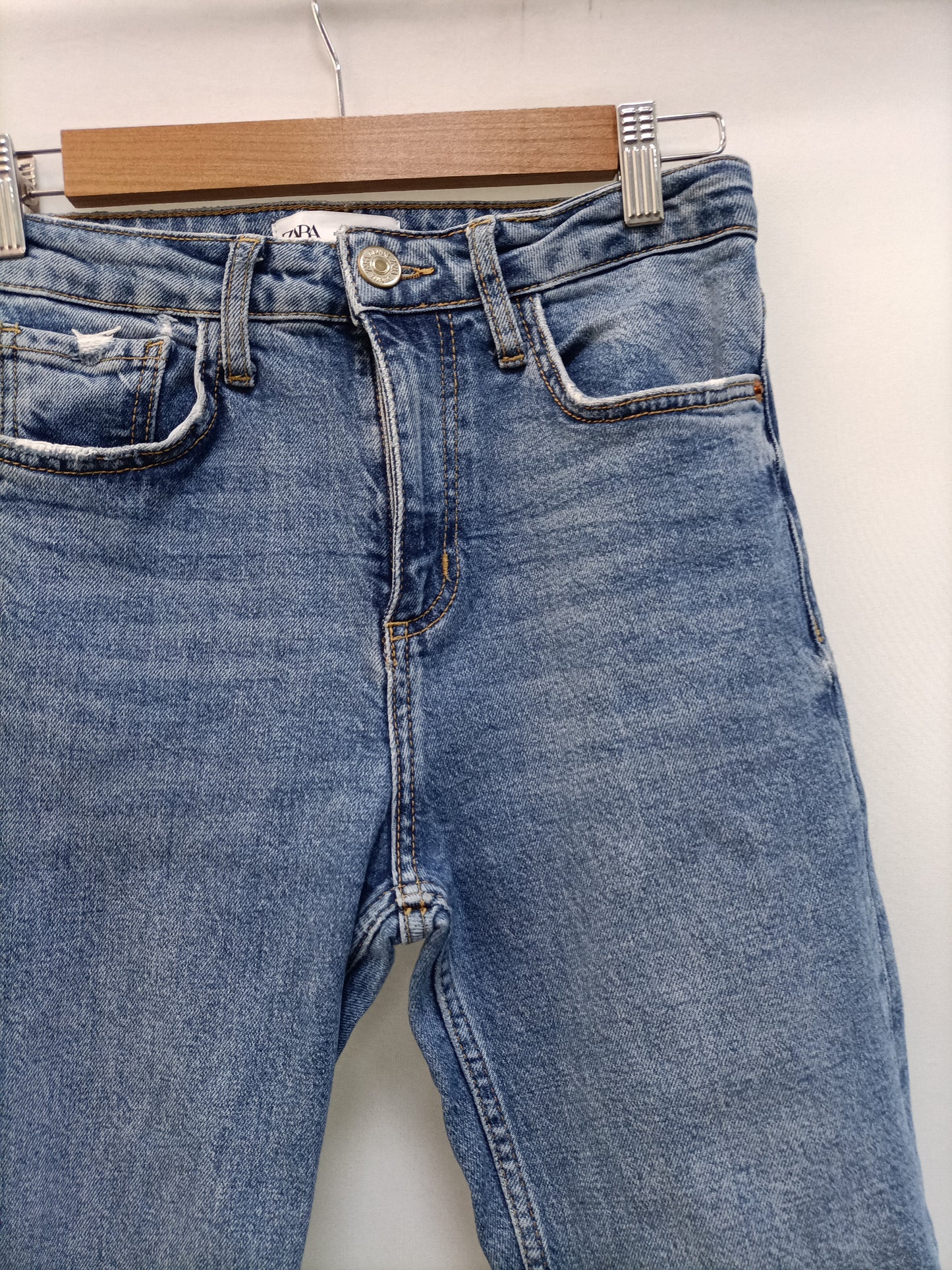 ZARA. Pantalón recto vaquero T.36