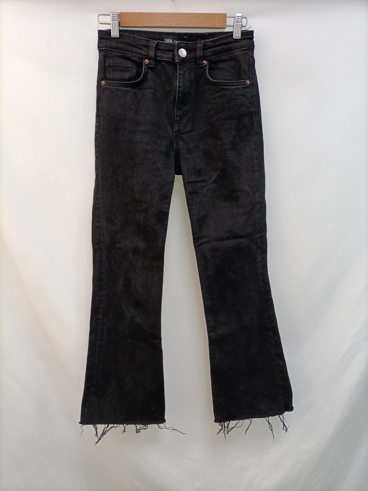 ZARA. Pantalón negro acampanado T.36