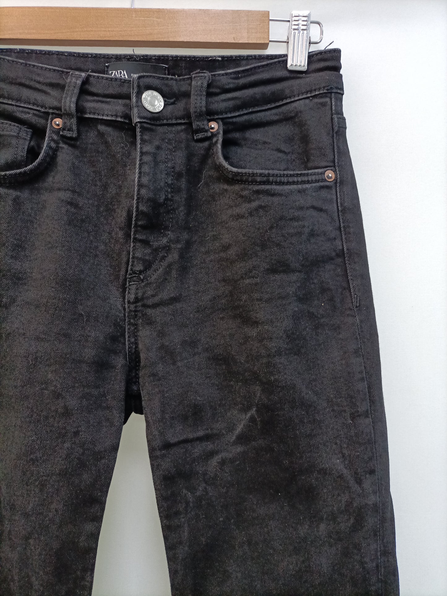 ZARA. Pantalón negro acampanado T.36