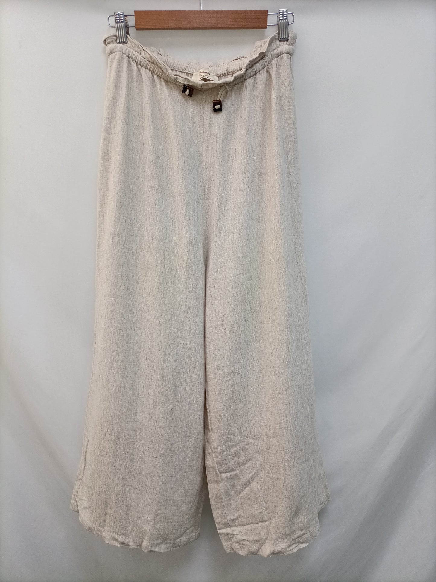 PULL&BEAR. Pantalón beige fluido T.m