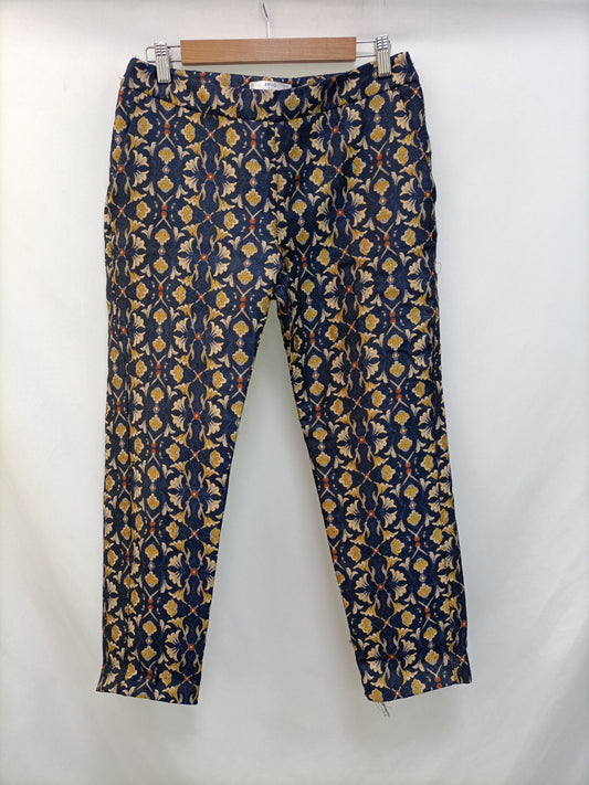 MANGO. Pantalón azul flores textura T.36