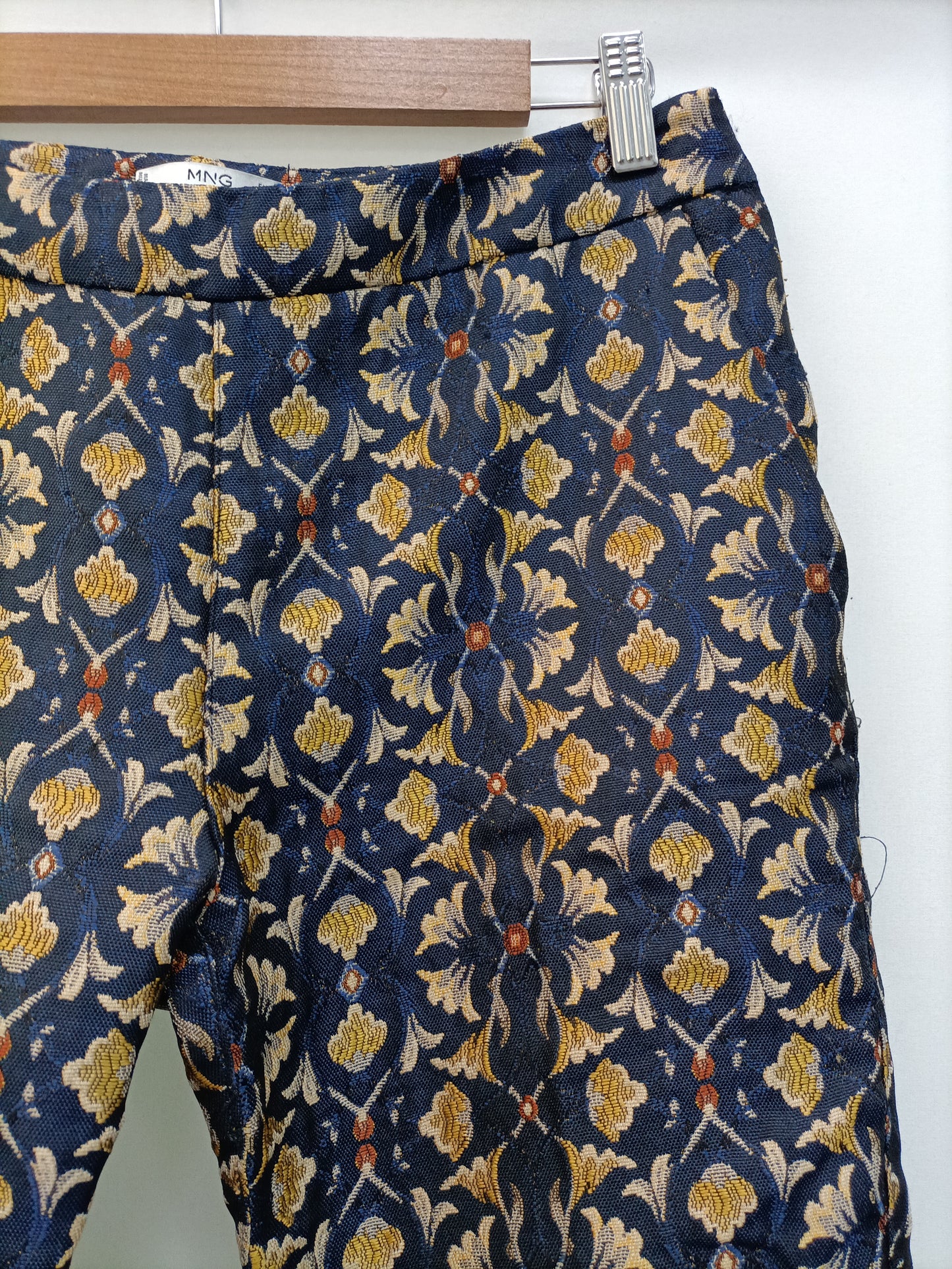 MANGO. Pantalón azul flores textura T.36