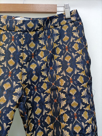 MANGO. Pantalón azul flores textura T.36