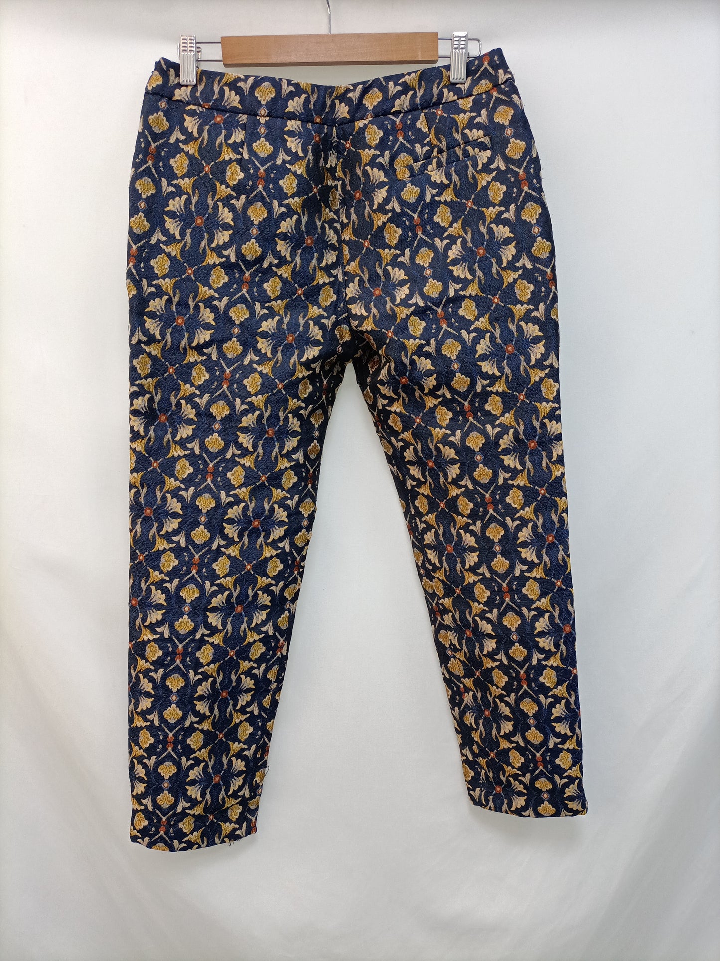 MANGO. Pantalón azul flores textura T.36