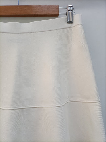ZARA. Falda corta punto blanco T.m