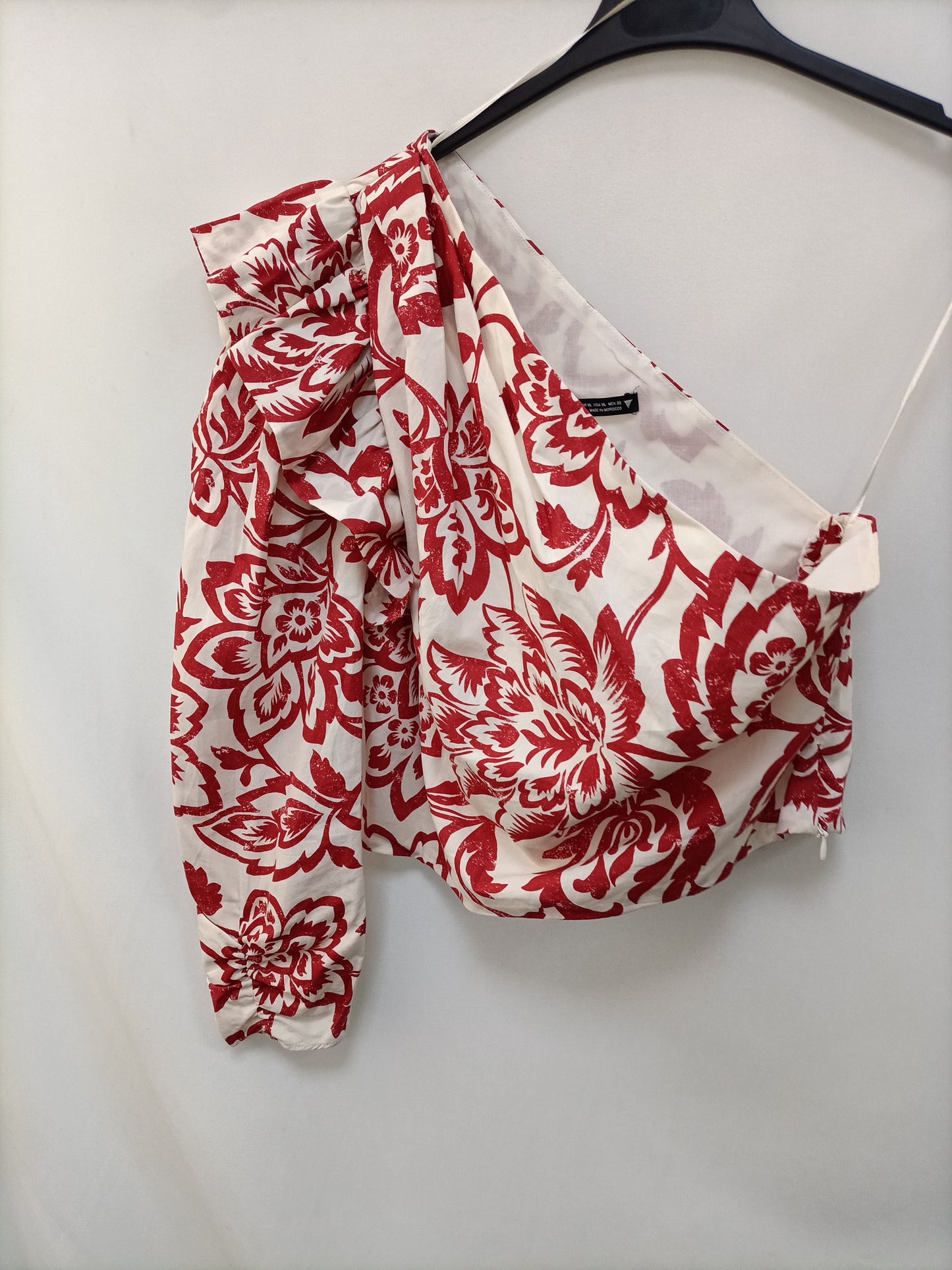 ZARA. Top asimétrico beige flores T.xl