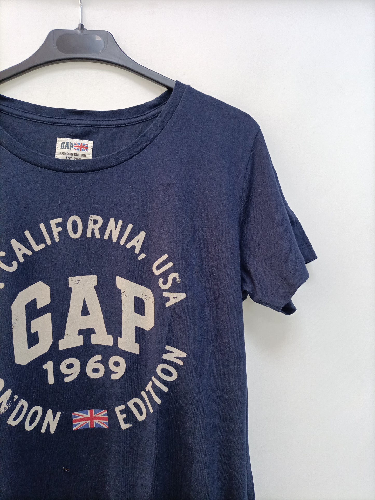 GAP. Camiseta azul letras T.m