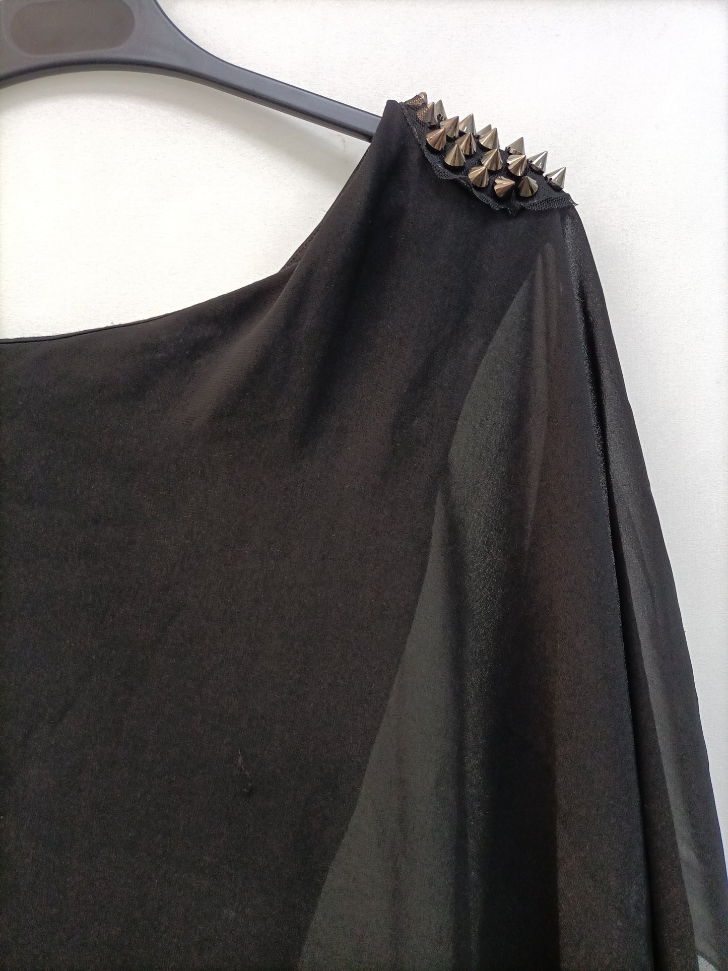 ZARA. Top negro asimétrico T.m