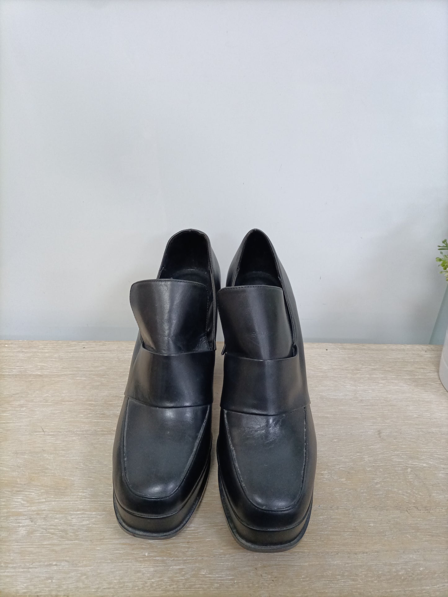 ZARA. Zapatos negros de tacón T.39