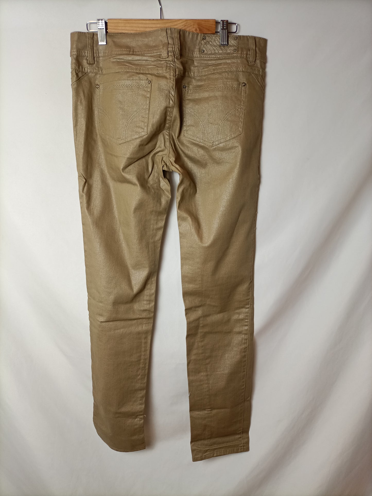 PROMOD. Pantalón encerado dorado T.42