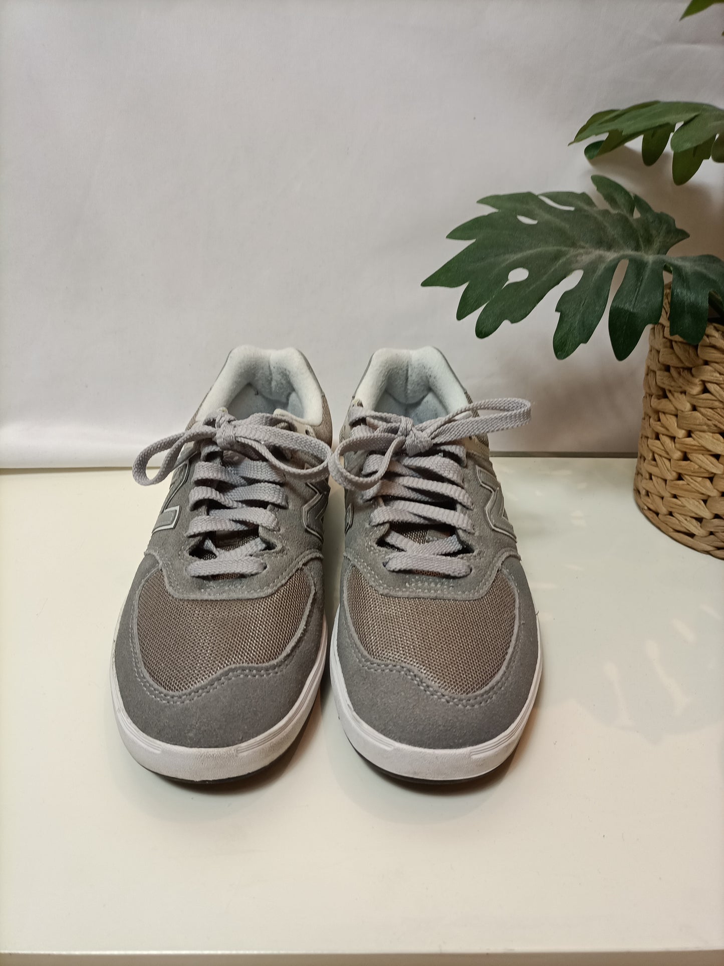 NEW BALANCE. Zapatillas grises modelo 574 T.38