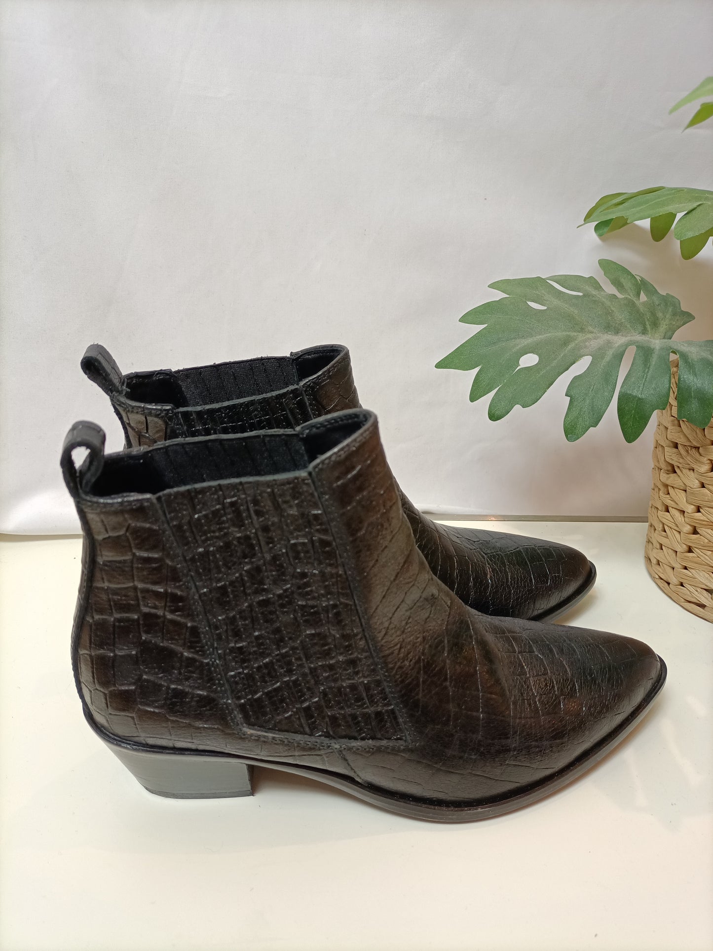 MICUIR. Botines negro piel T.38