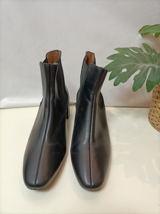 MIMAO. Botines negro piel T.38