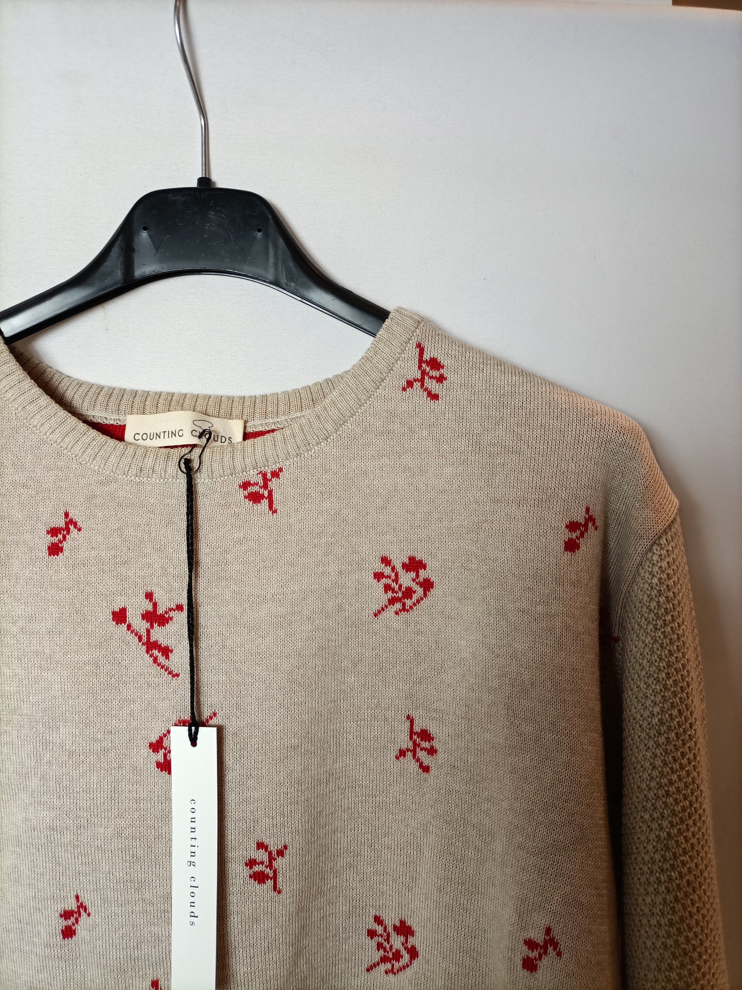COUNTING CLOUDS. jersey beige flores rojas T.m(tara)
