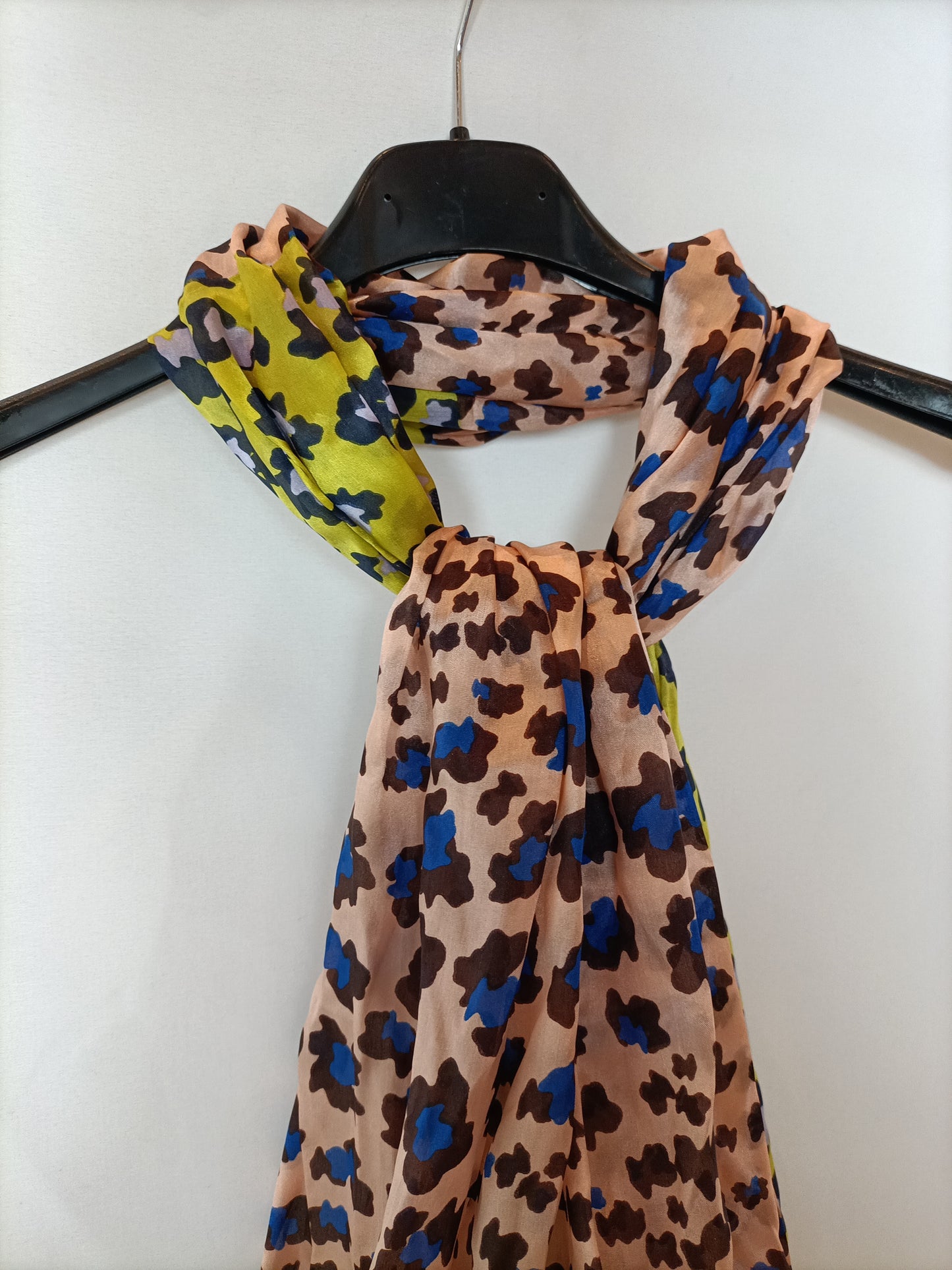 TOUS. Pañuelo animal print seda