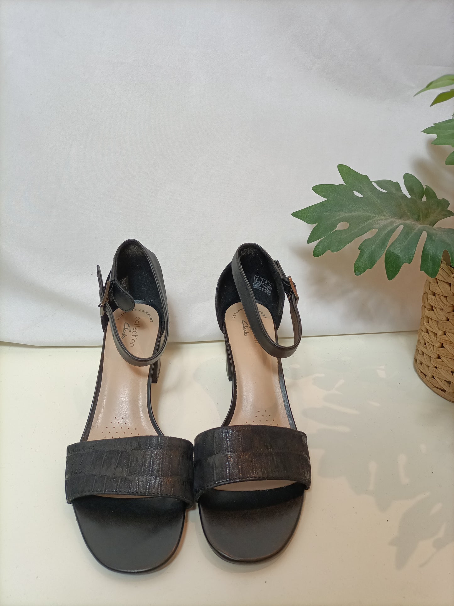 CLARKS. Sandalias negras piel T.38