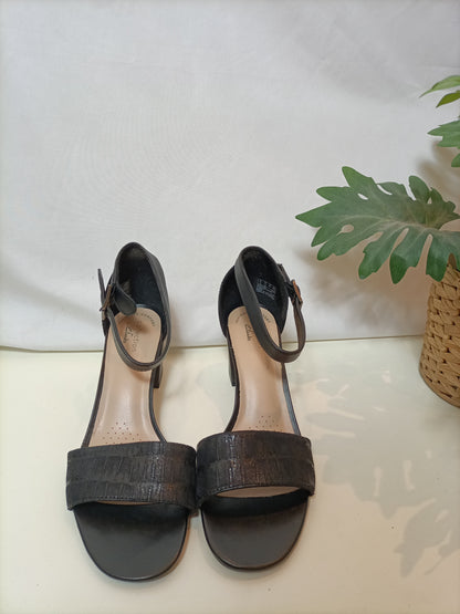 CLARKS. Sandalias negras piel T.38