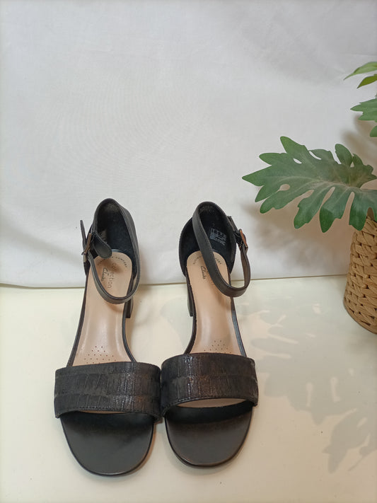 CLARKS. Sandalias negras piel T.38