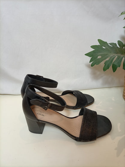CLARKS. Sandalias negras piel T.38