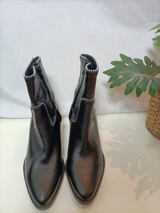 MICUIR. Botines negros piel tachuelas T.38