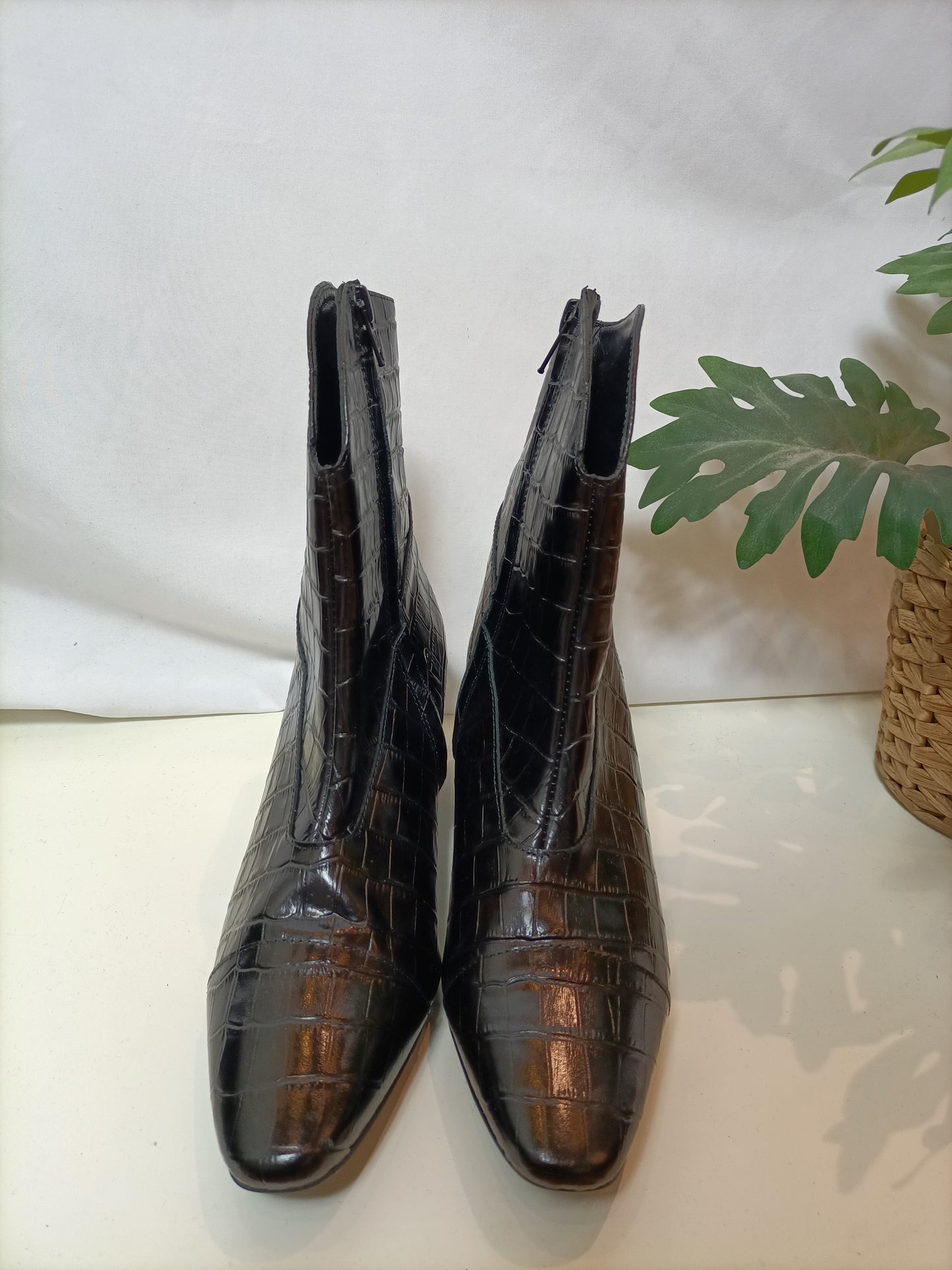 MICUIR. Botines negro piel T.38