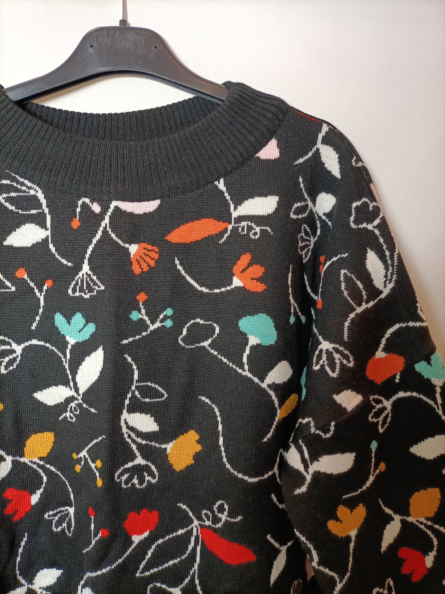 CRISÁLIDA. Jersey negro flores T.m/l