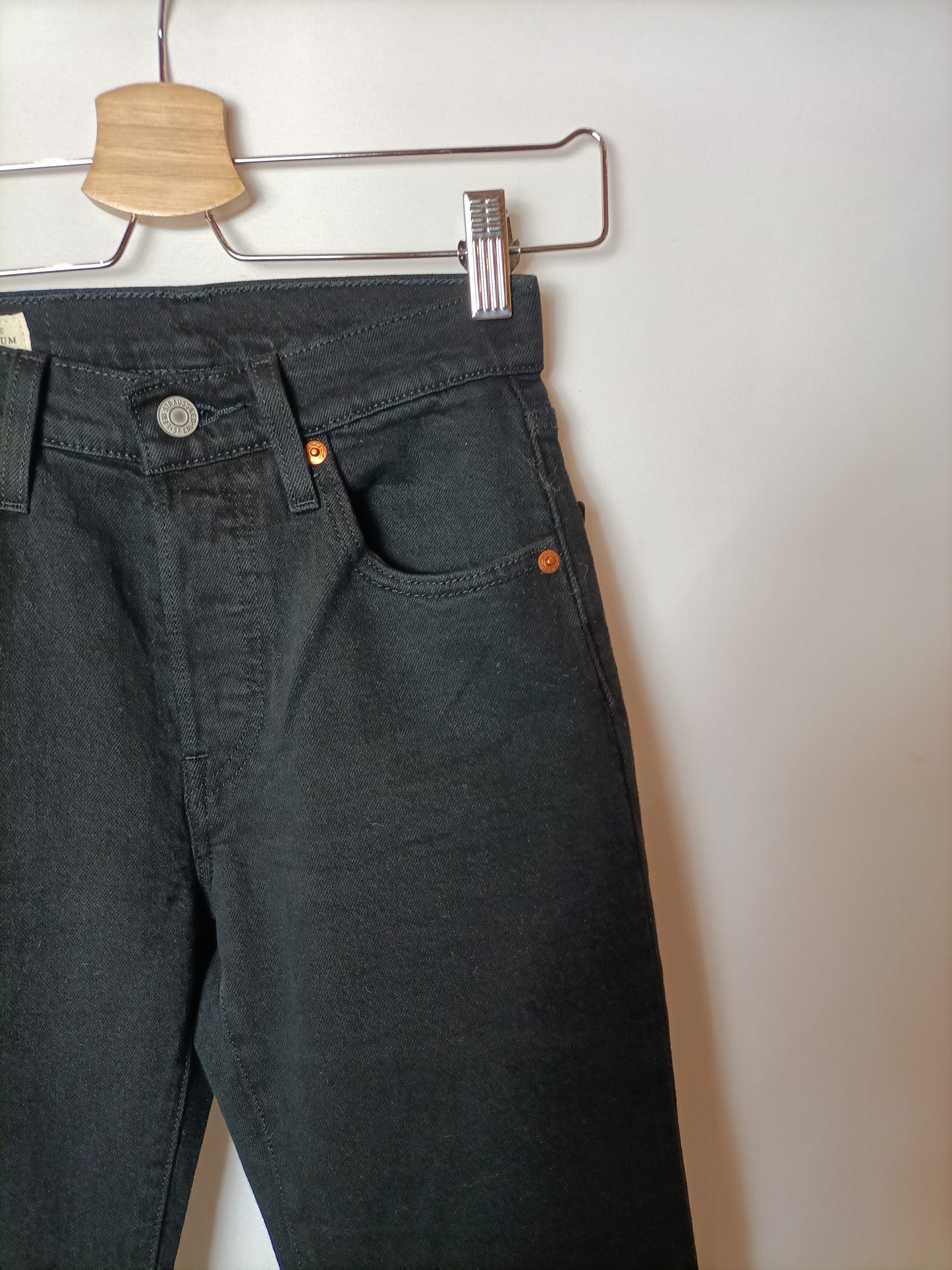 LEVI'S. Pantalón negro  T.(23)32