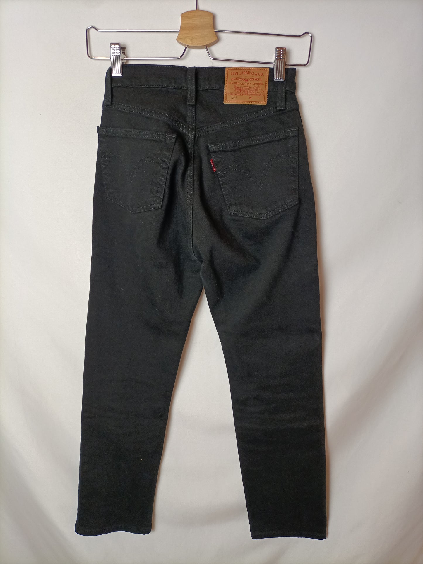 LEVI'S. Pantalón negro  T.(23)32