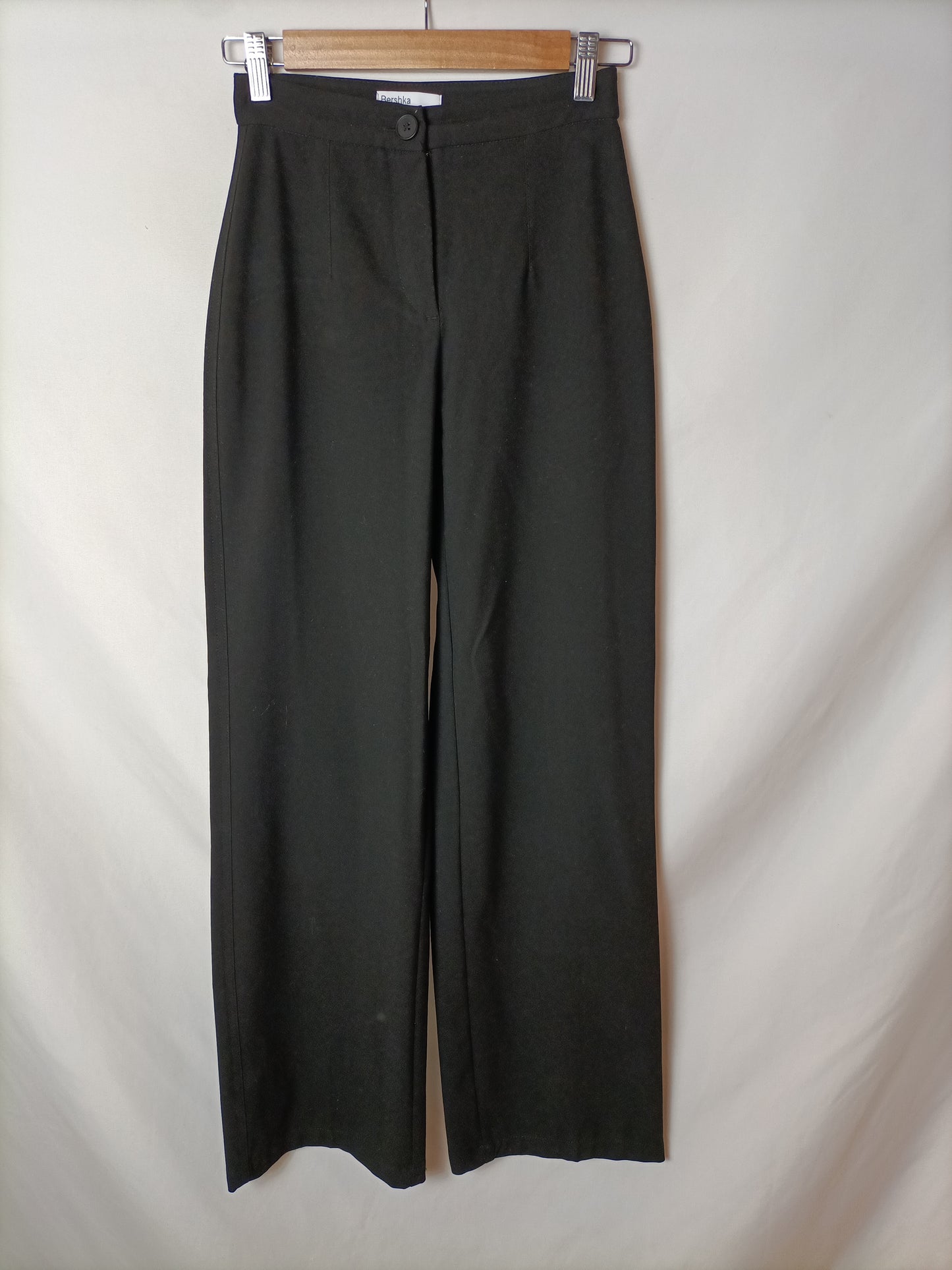 BERSHKA. Pantalón ancho negro T.34