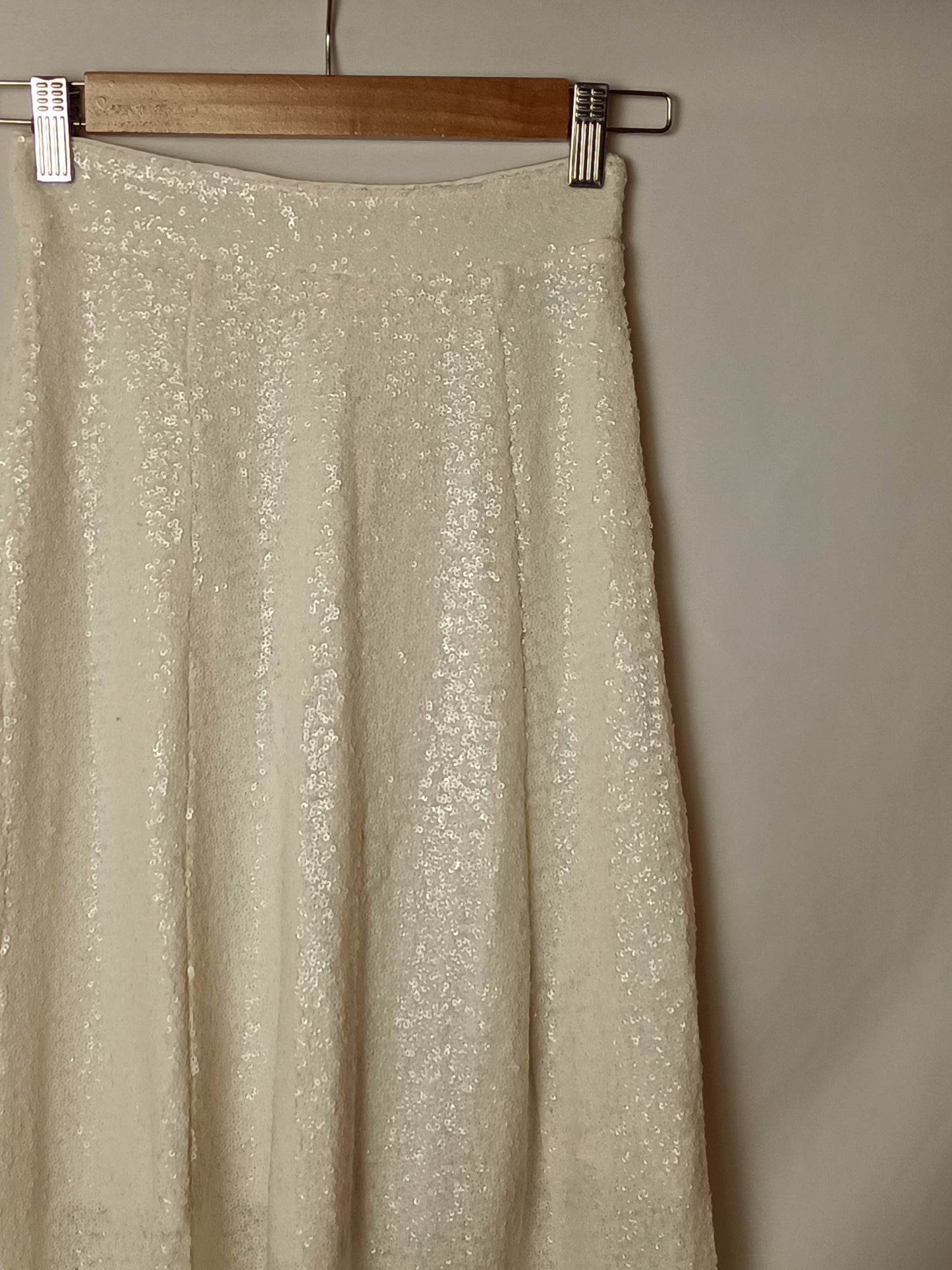 H&M. Falda midi lentejuelas T.32