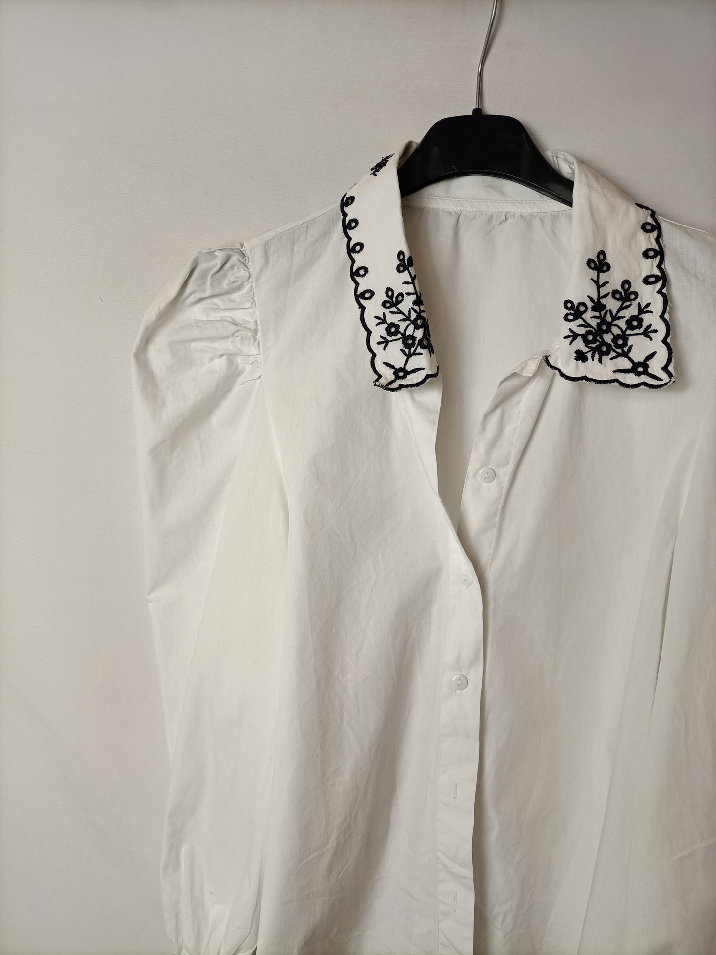 OTRAS. Camisa blanca bordados T.u(S)