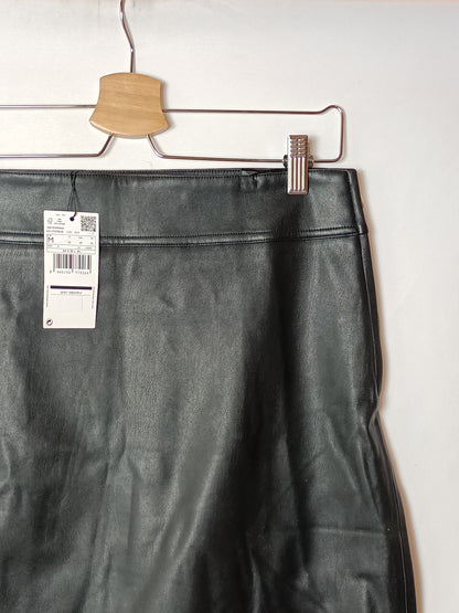 MANGO. Falda negra efecto piel T.m